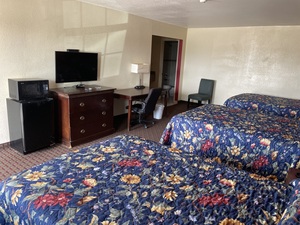 Standard Single Room With 3 Full Size Bed Smoking Photo 2